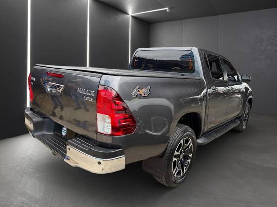 TOYOTA HILUX 2.8 D-4D TURBO DIESEL CD SRV 4X4 AUTOMÁTICO TOYOTA HILUX 2.8 D-4D TURBO DIESEL CD SRV 4X4 AUTOMÁTICO